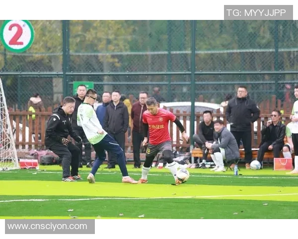 足球明星现身机场直播粉丝热情高涨互动不断引发关注